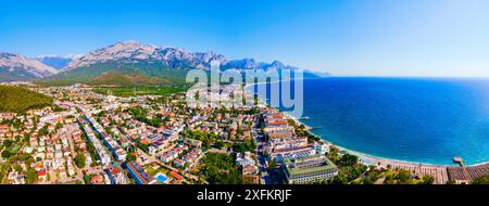Panoramablick auf den Strand von Kemer. Kemer ist ein Badeort in der Provinz Antalya in der Türkei. Stockfoto