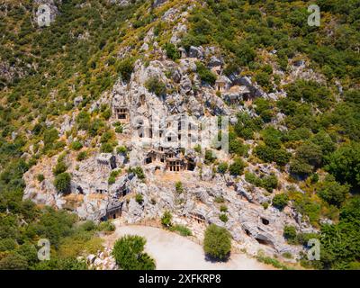 Myra antike Stadtruinen mit felsengehauenen Gräbern aus der Vogelperspektive. Myra liegt in der Stadt Demre in der türkischen Provinz Antalya. Stockfoto