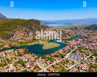 Boote am Fluss Dalyan aus der Vogelperspektive. Dalyan ist eine Stadt in der Provinz Mugla in der Türkei. Stockfoto