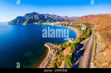 Panoramablick auf den Strand von Icmeler. Icmeler ist eine Stadt in der Nähe der Stadt Marmaris in der Provinz Mugla in der Türkei. Stockfoto