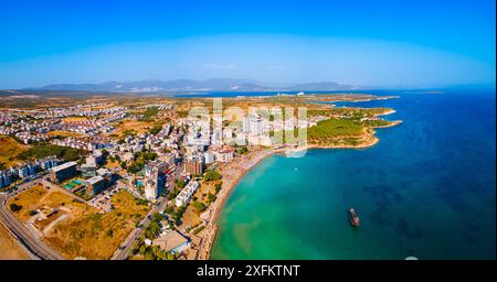 Panoramablick auf den Strand von Didim. Didim ist eine Stadt in der Provinz Aydin in der Türkei. Stockfoto