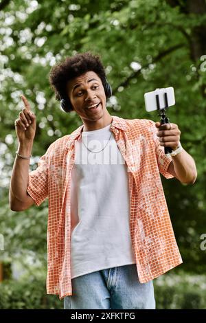 Afroamerikaner im Park, der Selfie mit dem Telefon macht. Stockfoto