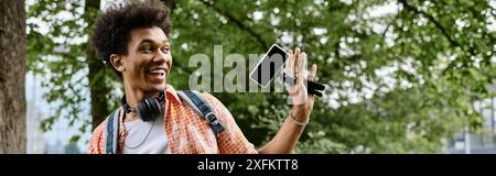 Junger Mann halten Handy. Stockfoto