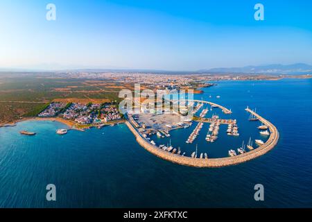 Didim Marina Panoramablick aus der Luft. Didim ist eine Stadt in der Nähe der Stadt Marmaris in der Provinz Aydin in der Türkei. Stockfoto