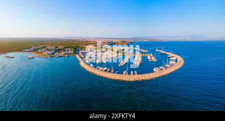 Didim Marina Panoramablick aus der Luft. Didim ist eine Stadt in der Nähe der Stadt Marmaris in der Provinz Aydin in der Türkei. Stockfoto