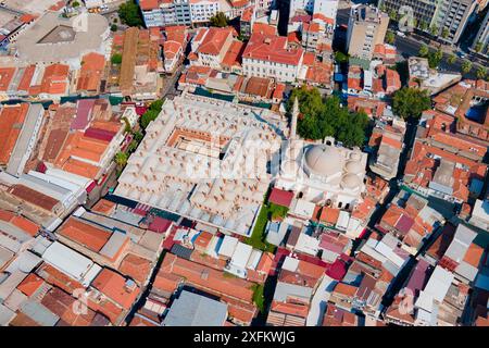 Panoramablick auf die Hisar-Moschee. Die Hisar-Moschee oder Hisar-Camii ist eine historische Moschee in Izmir in der Türkei. Stockfoto