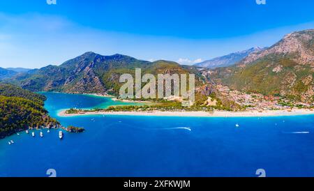 Panoramablick auf den Strand von Oludeniz. Oludeniz oder Blaue Lagune ist ein Badeort im Bezirk Fethiye in der Provinz Mugla in der Türkei. Stockfoto