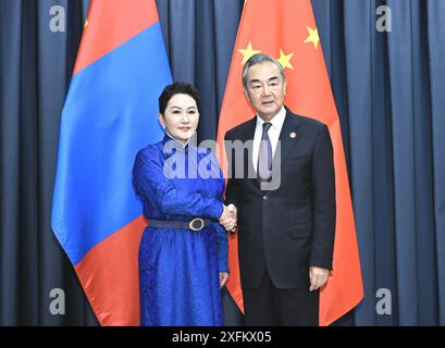 Astana, Kasachstan. Juli 2024. Der chinesische Außenminister Wang Yi, ebenfalls Mitglied des Politbüros des Zentralkomitees der Kommunistischen Partei Chinas, trifft sich am 3. Juli 2024 in Astana, Kasachstan, mit dem mongolischen Außenminister Batmunkh Battsetseg. Quelle: Yue Yuewei/Xinhua/Alamy Live News Stockfoto