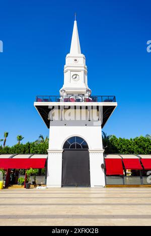 Kemer Uhrenturm. Kemer ist ein Badeort in der Provinz Antalya in der Türkei. Stockfoto