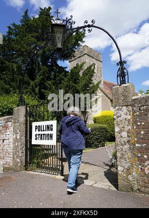 Eine Dame kommt, um ihre Stimme bei den Parlamentswahlen 2024 in der All Saints Church in West Farleigh, Kent, abzugeben. Bilddatum: Donnerstag, 4. Juli 2024. Stockfoto