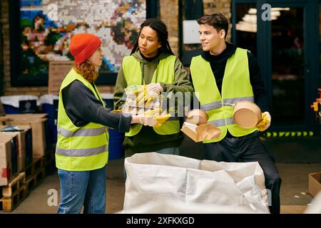 Junge Freiwillige in Sicherheitswesten sortieren Bananen für einen nachhaltigen Zweck. Stockfoto