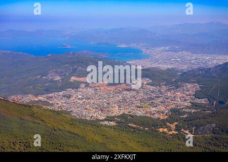 Oludeniz Blue Lagune Strand aus der Vogelperspektive vom Babadag Bergaussichtspunkt in der Türkei im Bezirk Fethiye der Provinz Mugla, Türkei. Stockfoto