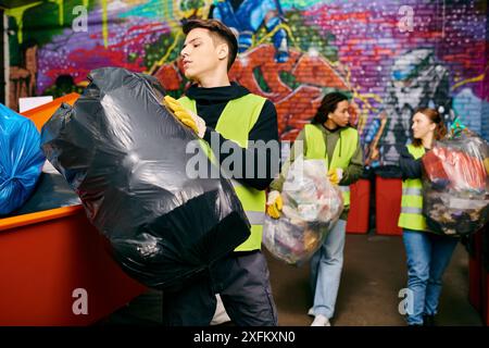 Junge Freiwillige in Handschuhen und Sicherheitswesten sortieren gemeinsam Müll in einem Raum und demonstrieren umweltbewusste Bemühungen. Stockfoto