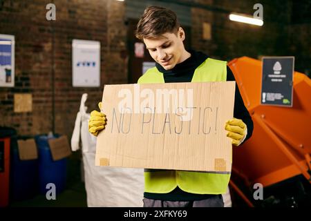 Junge Freiwillige in Handschuhen und Sicherheitsweste fördern umweltfreundliche Gewohnheiten, indem sie sich gegen die Verwendung von Kunststoff einsetzen. Stockfoto