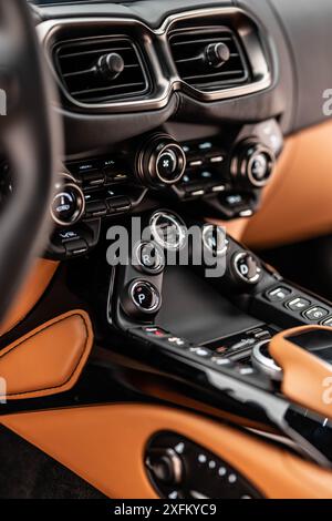 Aston Martin Vantage Mittelkonsole Motorstarttaste und Gangwahlschalter Nahaufnahme, Innenausstattung des Luxussportwagens, High Resolution Stockfoto