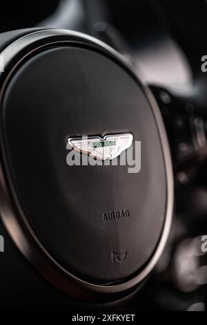 Aston Martin Vantage Lenkrad aus nächster Nähe, Innenausstattung eines Luxussportwagens, High Resolution Stockfoto