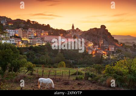 Novara di Sicilia, die Skyline des italienischen Dorfes auf der Insel Sizilien in der Dämmerung. Stockfoto