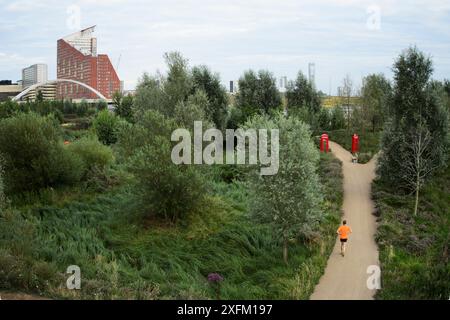 Umweltanreicherung in Wohnsiedlung, East Village Housing at SIT of Olympic Village, Stratford, London, UK 2014 Stockfoto