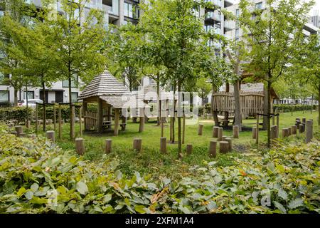 Die umweltfreundliche Ausstattung wurde in einem Wohngebiet mit Hainbuchenhecken, Obstbäumen und Kinderspielplatz entworfen, Easy Village Housing am Standort von Olympic Village, Stratford, London, UK 2014 Stockfoto