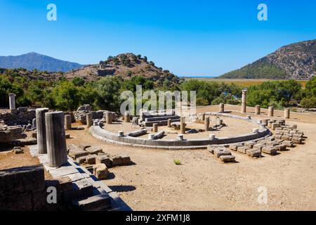 Die Tempelterrasse und die runden Ruinen der antiken Stadt Kaunos. Kaunos liegt in der Nähe der Stadt Dalyan in der Provinz Mugla, Türkei. Stockfoto