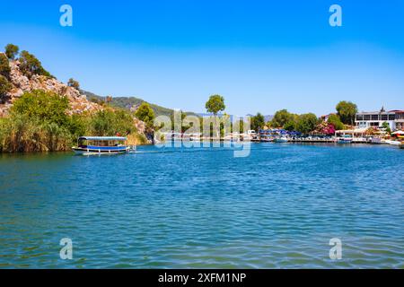 Boote am Fluss Dalyan in der Stadt Dalyan in der Provinz Mugla, Türkei Stockfoto