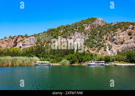 Boote am Fluss Dalyan in der Stadt Dalyan in der Provinz Mugla, Türkei Stockfoto