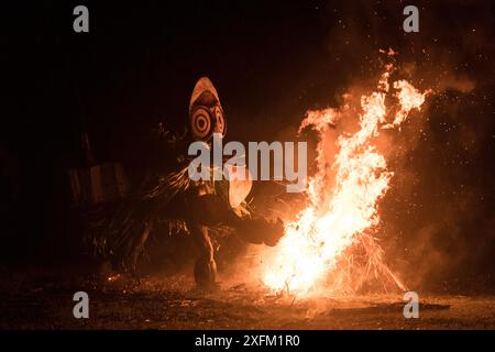 Baining-Männer in traditioneller Feuertanz-Zeremonie. Männer treten in Trance ein und tanzen in Tiermasken um das Feuer, um mit der Geisterwelt in Kontakt zu treten. Papua-Neuguinea, März 2017. Stockfoto