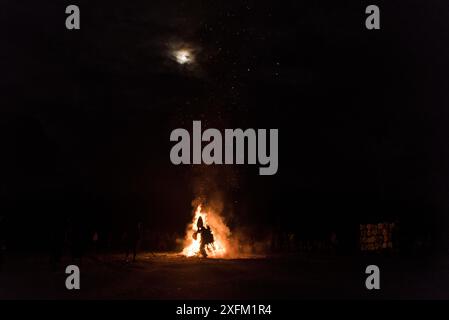 Baining-Männer in traditioneller Feuertanz-Zeremonie. Männer treten in Trance ein und tanzen in Tiermasken um das Feuer, um mit der Geisterwelt in Kontakt zu treten. Papua-Neuguinea, März 2017. Stockfoto