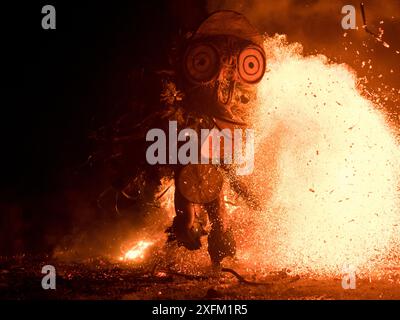 Baining-Männer in traditioneller Feuertanz-Zeremonie. Männer treten in Trance ein und tanzen in Tiermasken um das Feuer, um mit der Geisterwelt in Kontakt zu treten. Papua-Neuguinea, März 2017. Stockfoto