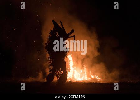 Baining-Männer in traditioneller Feuertanz-Zeremonie. Männer treten in Trance ein und tanzen in Tiermasken um das Feuer, um mit der Geisterwelt in Kontakt zu treten. Papua-Neuguinea, März 2017. Stockfoto