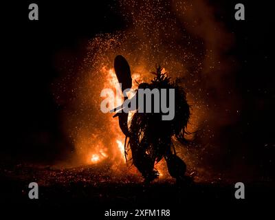 Baining-Männer in traditioneller Feuertanz-Zeremonie. Männer treten in Trance ein und tanzen in Tiermasken um das Feuer, um mit der Geisterwelt in Kontakt zu treten. Papua-Neuguinea, März 2017. Stockfoto