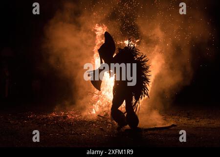 Baining-Männer in traditioneller Feuertanz-Zeremonie. Männer treten in Trance ein und tanzen in Tiermasken um das Feuer, um mit der Geisterwelt in Kontakt zu treten. Papua-Neuguinea, März 2017. Stockfoto