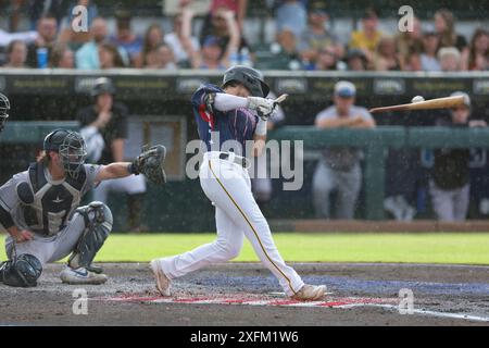 Bradenton, Florida, USA. Juli 2024. Bradenton, FL: Bradenton Marauders Outfield Solomon Maguire (29) bricht seinen Schläger auf einer Infield-Single während eines MiLB-Spiels gegen die Fort Myers Mighty Muscheln am 3. Juli 2024 im LECOM Park. Die Marauders schlugen die Mighty Miesmuscheln mit 10:5. (Kreditbild: © Kim Hukari/ZUMA Press Wire) NUR REDAKTIONELLE VERWENDUNG! Nicht für kommerzielle ZWECKE! Stockfoto