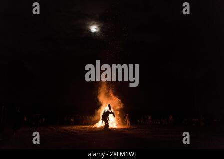 Baining-Männer in traditioneller Feuertanz-Zeremonie. Männer treten in Trance ein und tanzen in Tiermasken um das Feuer, um mit der Geisterwelt in Kontakt zu treten. Papua-Neuguinea, März 2017. Stockfoto