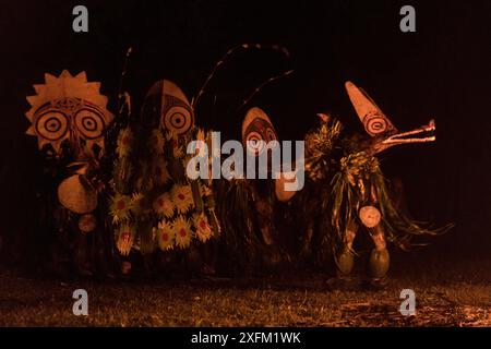 Baining-Männer in traditioneller Feuertanz-Zeremonie. Männer treten in Trance ein und tanzen in Tiermasken um das Feuer, um mit der Geisterwelt in Kontakt zu treten. Papua-Neuguinea, März 2017. Stockfoto