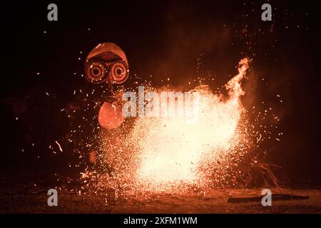 Baining-Männer in traditioneller Feuertanz-Zeremonie. Männer treten in Trance ein und tanzen in Tiermasken um das Feuer, um mit der Geisterwelt in Kontakt zu treten. Papua-Neuguinea, März 2017. Stockfoto