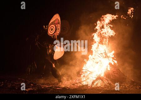 Baining-Männer in traditioneller Feuertanz-Zeremonie. Männer treten in Trance ein und tanzen in Tiermasken um das Feuer, um mit der Geisterwelt in Kontakt zu treten. Papua-Neuguinea, März 2017. Stockfoto