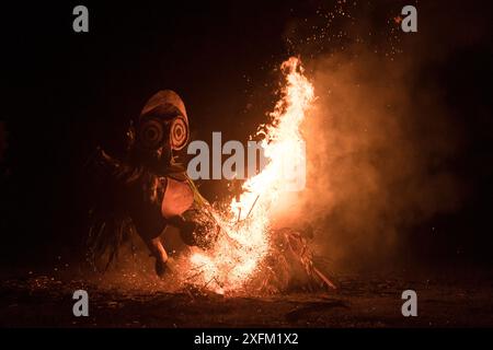 Baining-Männer in traditioneller Feuertanz-Zeremonie. Männer treten in Trance ein und tanzen in Tiermasken um das Feuer, um mit der Geisterwelt in Kontakt zu treten. Papua-Neuguinea, März 2017. Stockfoto