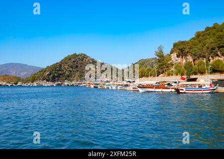 Panoramablick auf den Hafen von Icmeler. Icmeler ist eine Stadt in der Nähe der Stadt Marmaris in der Provinz Mugla in der Türkei. Stockfoto