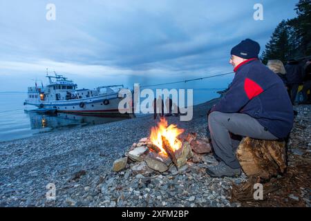 Touristen auf Landausflug zum Ufer vom Tauchboot 'Valeria', Baikalsee, Sibirien, Russland. Stockfoto