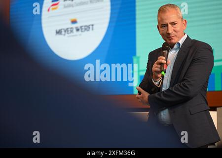 Papenburg, Deutschland. Juli 2024. Peter Barth, Geschäftsführer der Amprion Offshore GmbH, spricht anlässlich der Veranstaltung zum Beginn des Feuerns der DolWin Delta-Transformator-Plattform auf der Werft Meyer Werft. Das Unternehmen tritt in das Offshore-Geschäft ein und baut so genannte Konverterplattformen für Windturbinen auf hoher See. Quelle: Lars Penning/dpa/Alamy Live News Stockfoto