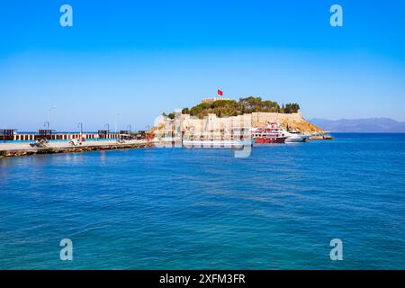 Guvercinada bedeutet einen Panoramablick auf die Pigeon Island in Kusadasi. Kusadasi liegt in der Provinz Aydin in der Türkei. Stockfoto