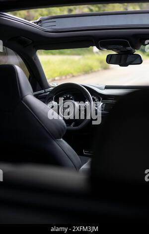 Audi RS6 Innenansicht, Lenkrad im Fokus, Cockpit des Luxusautos Stockfoto