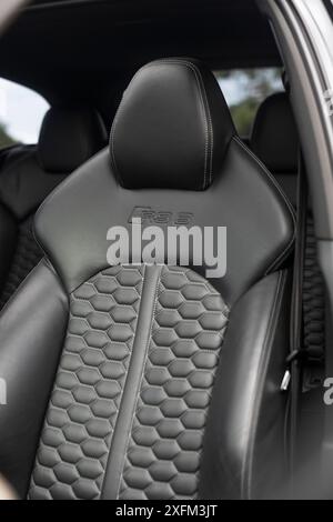 Audi RS6 Avant Ledersitz in Schwarz, Ansicht von Fahrerseite – hochauflösendes Bild Stockfoto