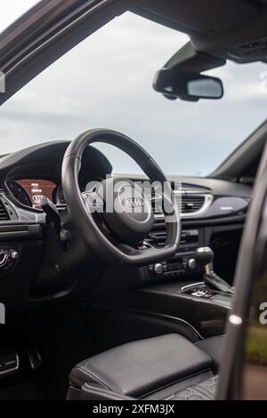 Audi RS6 Avant Vollbild-Dashboard-Ansicht, Luxus-Innenraum, High Resolution Stockfoto