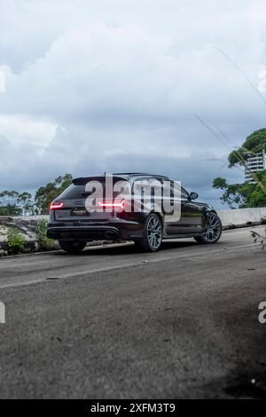 Schwarzer Audi RS6 Rückblick in leerer Straße, bewölkter Tag, luxuriöses Familienauto, High Resolution Stockfoto