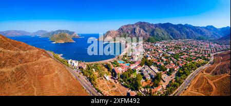 Panoramablick auf den Strand von Icmeler. Icmeler ist eine Stadt in der Nähe der Stadt Marmaris in der Provinz Mugla in der Türkei. Stockfoto