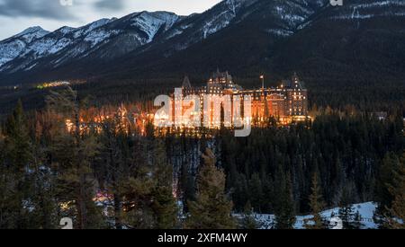 Banff Springs Hotel in der Winternacht. Blick vom Surprise Corner Viewpoint. Banff National Park, Canadian Rockies. Alberta, Kanada. Stockfoto