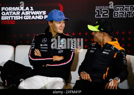 NORTHAMPTONSHIRE, VEREINIGTES KÖNIGREICH. Juli 24. George Russell (Großbritannien) vom Mercedes-AMG PETRONAS F1 Team (l) und Lando Norris (Großbritannien) von McLaren nahmen am Donnerstag, den 4. Juli 2024, in NORTHAMPTONSHIRE, ENGLAND, an der heutigen Drivers’ Press Conference während des Grand Prix 2024 von Qatar Airways British auf dem Sllverstone Circuit Teil. Quelle: Taka G Wu/Alamy Live News Stockfoto