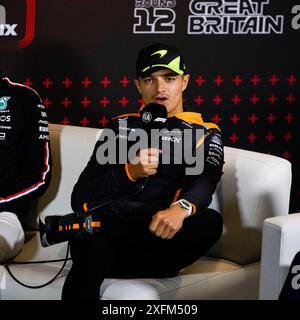 NORTHAMPTONSHIRE, VEREINIGTES KÖNIGREICH. Juli 24. Lando Norris (Großbritannien) von McLaren nahm am Donnerstag, den 04. Juli 2024, auf dem Sllverstone Circuit in NORTHAMPTONSHIRE, ENGLAND, an der heutigen Drivers’ Press Conference während des Grand Prix 2024 von Qatar Airways Teil. Quelle: Taka G Wu/Alamy Live News Stockfoto